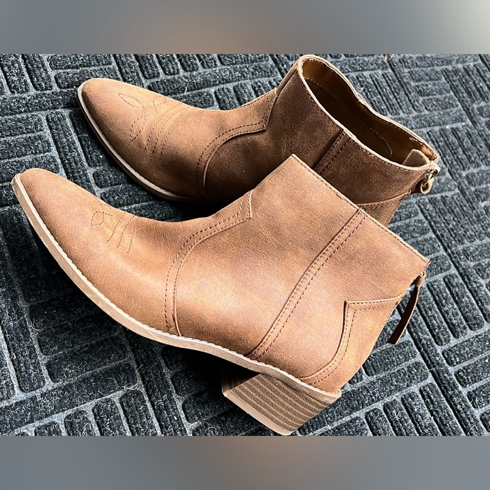 Fergalicious woman’s heeled boots 8.5